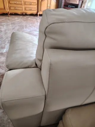 Sofá Pedro Ortiz Piel Beige como nuevo