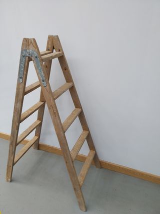 ESCALERA DE TIJERA MEDIANA ANTIGUA DE MADERA