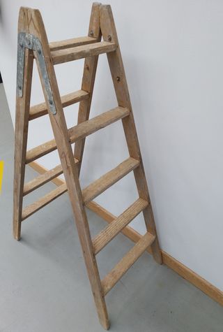 ESCALERA DE TIJERA MEDIANA ANTIGUA DE MADERA