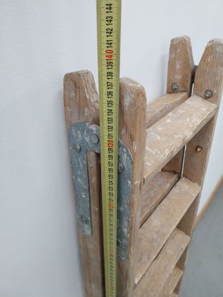 ESCALERA DE TIJERA MEDIANA ANTIGUA DE MADERA