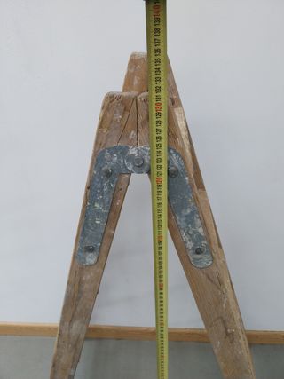 ESCALERA DE TIJERA MEDIANA ANTIGUA DE MADERA