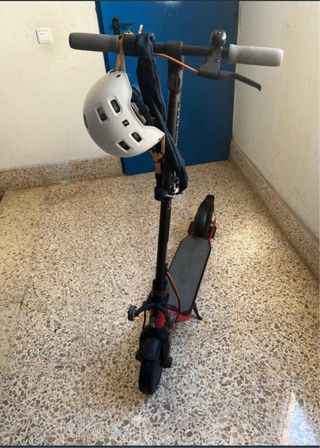 Patinete eléctrico con casco y candado y cargador