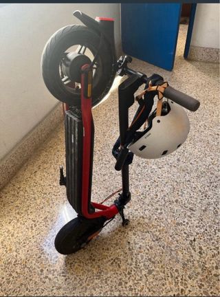 Patinete eléctrico con casco y candado y cargador