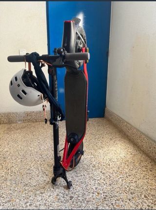 Patinete eléctrico con casco y candado y cargador