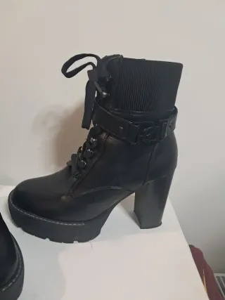 Botines negros con cordones y tacón