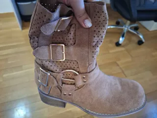 Botas camel con hebillas y perforaciones