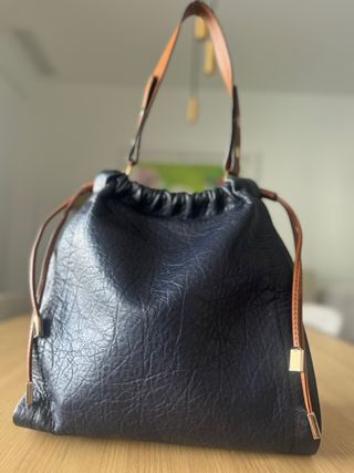 Bolso de hombro azul marino con detalles marrones