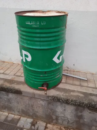 Bidón metálico verde con grifo