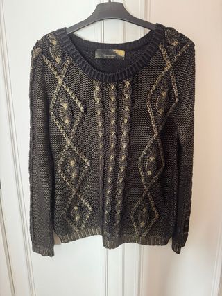 Jersey negro y dorado tejido