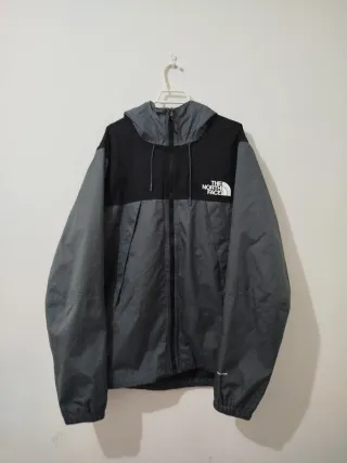 The North Face Chaqueta Gris y Negra mountain q