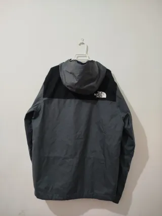 The North Face Chaqueta Gris y Negra mountain q