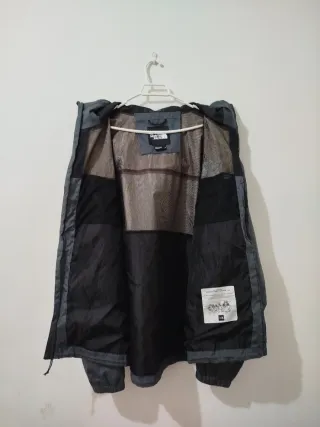 The North Face Chaqueta Gris y Negra mountain q