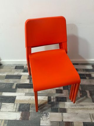 Sillas negras apilables