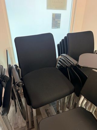 Sillas negras apilables