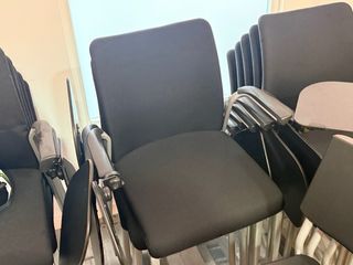 Sillas negras apilables