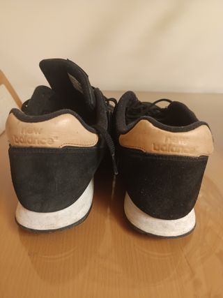 Zapatillas New Balance Negras y Doradas Talla 45.5
