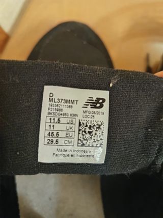 Zapatillas New Balance Negras y Doradas Talla 45.5