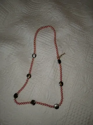 Colar Rosa com Detalhes Prateados