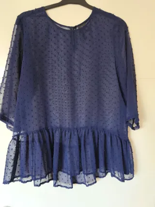 Blusa Mango plumeti azul, Talla L