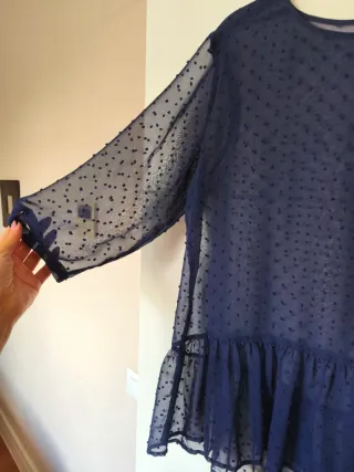 Blusa Mango plumeti azul, Talla L