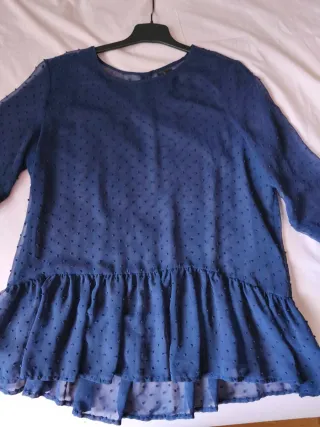 Blusa Mango plumeti azul, Talla L