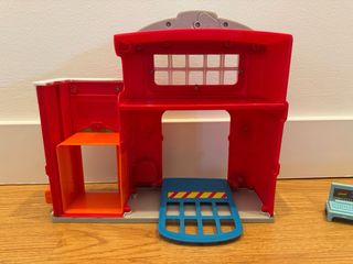 Parque de bomberos y camión de juguete