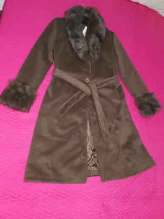 Abrigo marrón con cuello y puños de pelo