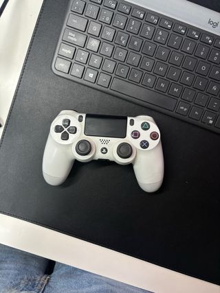 Mando PS4 blanco con drift en joystick