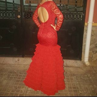 Traje de flamenca rojo de encaje con volantes