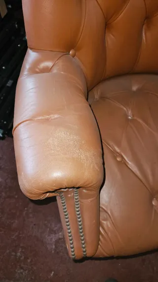 Sillón capitoné antiguo de piel