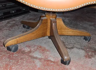 Sillón capitoné antiguo de piel