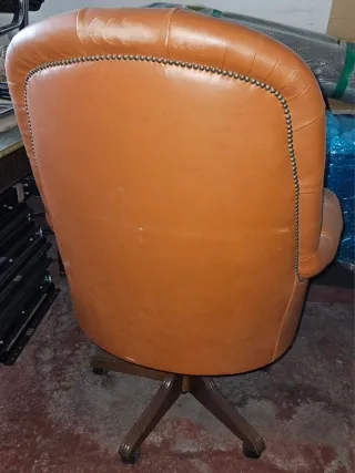 Sillón capitoné antiguo de piel