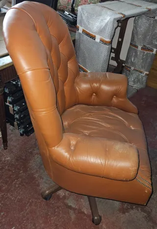 Sillón capitoné antiguo de piel