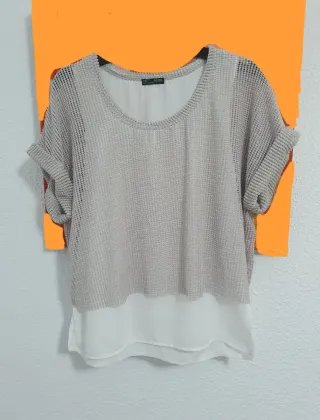 Blusa beige y blanca combinada