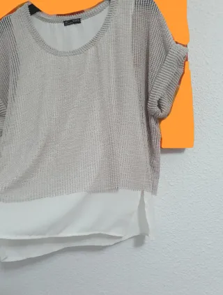 Blusa beige y blanca combinada