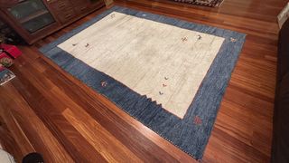 Alfombra de lana gruesa en beige y azul