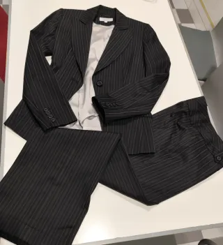 Traje de chaqueta-pantalón talla 34.