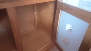 Mueble de madera con puerta de cristal