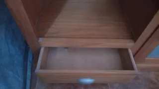 Mueble de madera con puerta de cristal