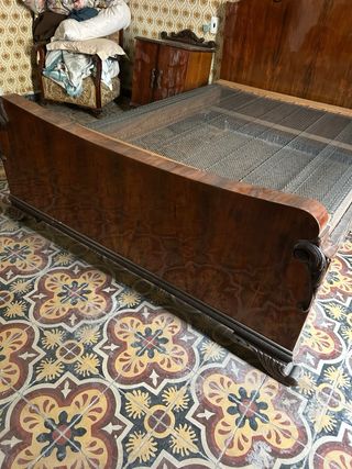 Cama antigua de madera