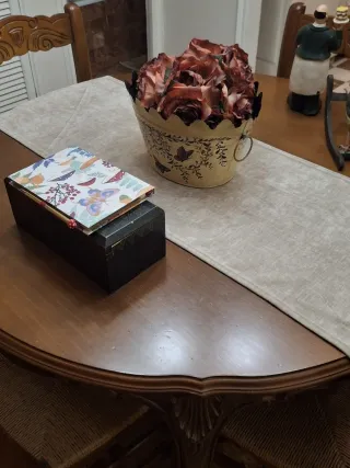 Mesa redonda extensible de madera, con  4 sillas.