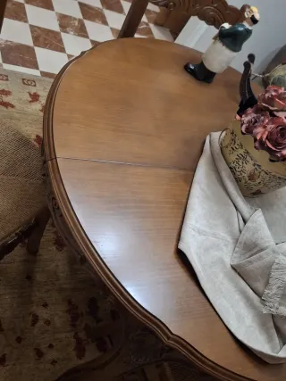 Mesa redonda extensible de madera, con  4 sillas.