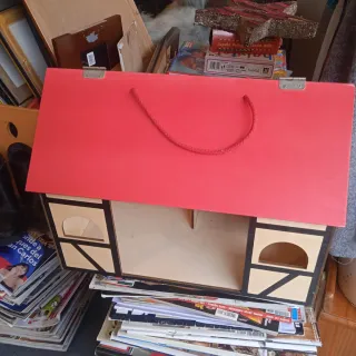 Casita de juguete de madera roja