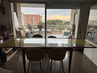 Mesa de comedor de madera y cristal extensible