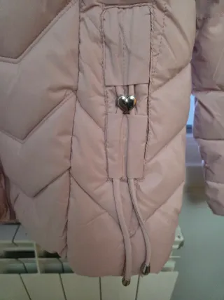 Cazadora rosa forrada con capucha, puesta 1 vez,