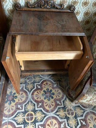 Mesita de noche antigua de madera