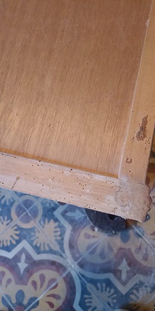 Mesita de noche antigua de madera