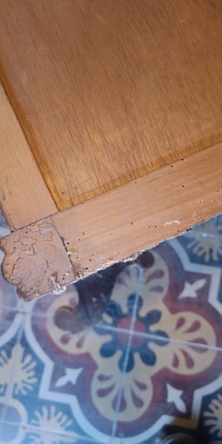 Mesita de noche antigua de madera