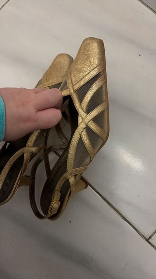 Zapatos de fiesta dorados