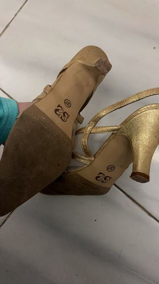 Zapatos de fiesta dorados